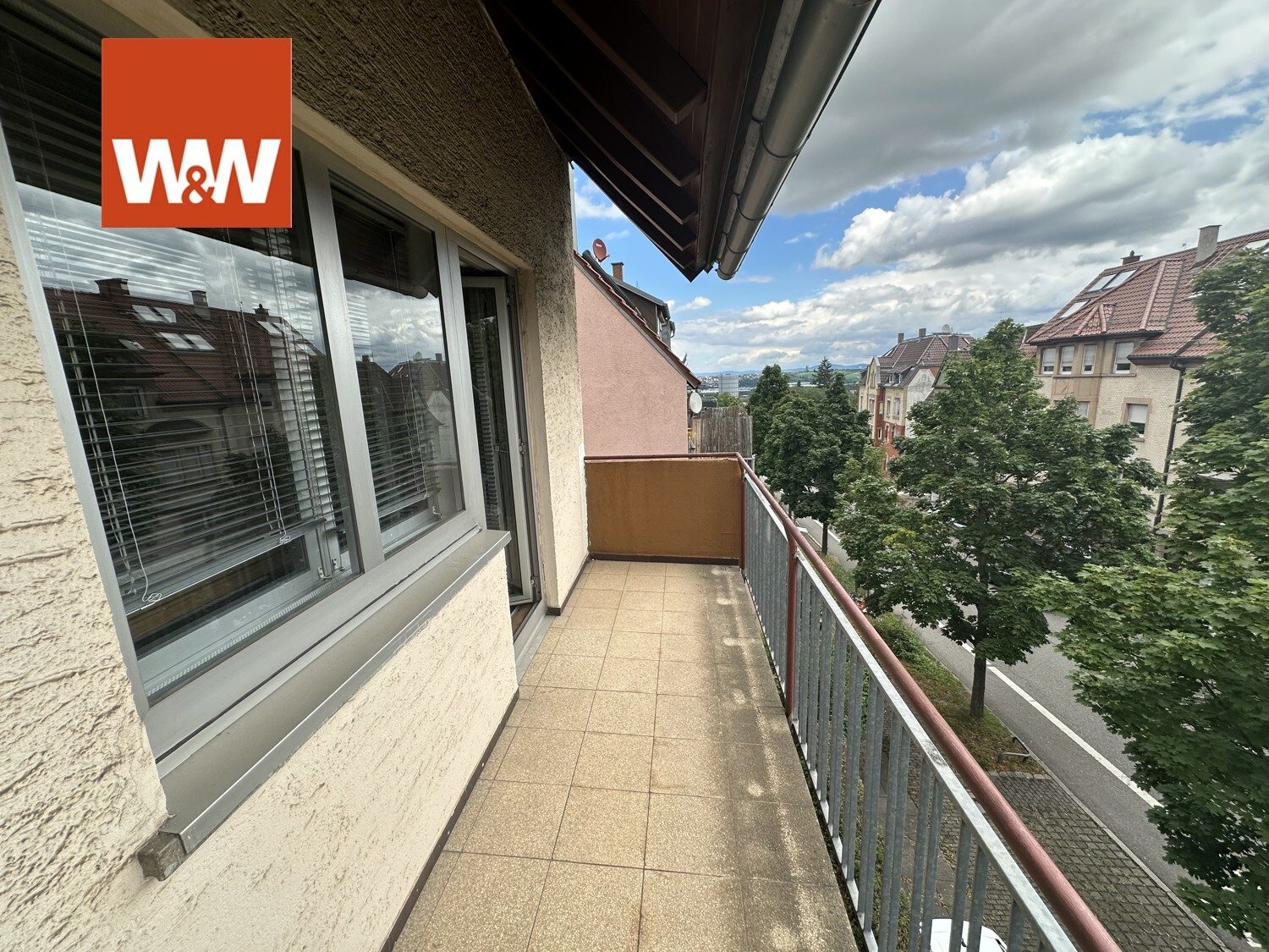 Immobilienangebot - Stuttgart - Alle - Exklusive 4-Zimmerwohnung mit großer Einliegerwohnung, 2 Garagen und schönem Garten in Stgt.-Ost