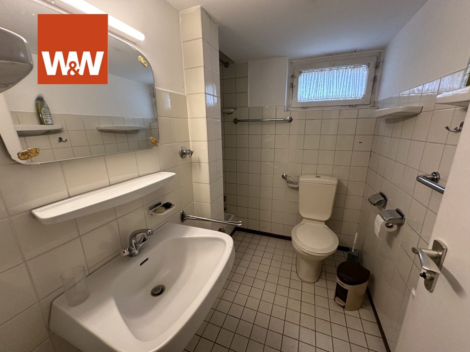 Immobilienangebot - Stuttgart - Alle - Exklusive 4-Zimmerwohnung mit großer Einliegerwohnung, 2 Garagen und schönem Garten in Stgt.-Ost