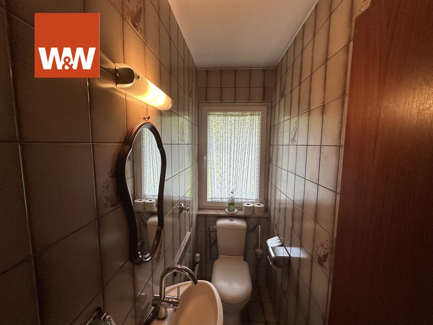 Immobilienangebot - Stuttgart - Alle - Exklusive 4-Zimmerwohnung mit großer Einliegerwohnung, 2 Garagen und schönem Garten in Stgt.-Ost