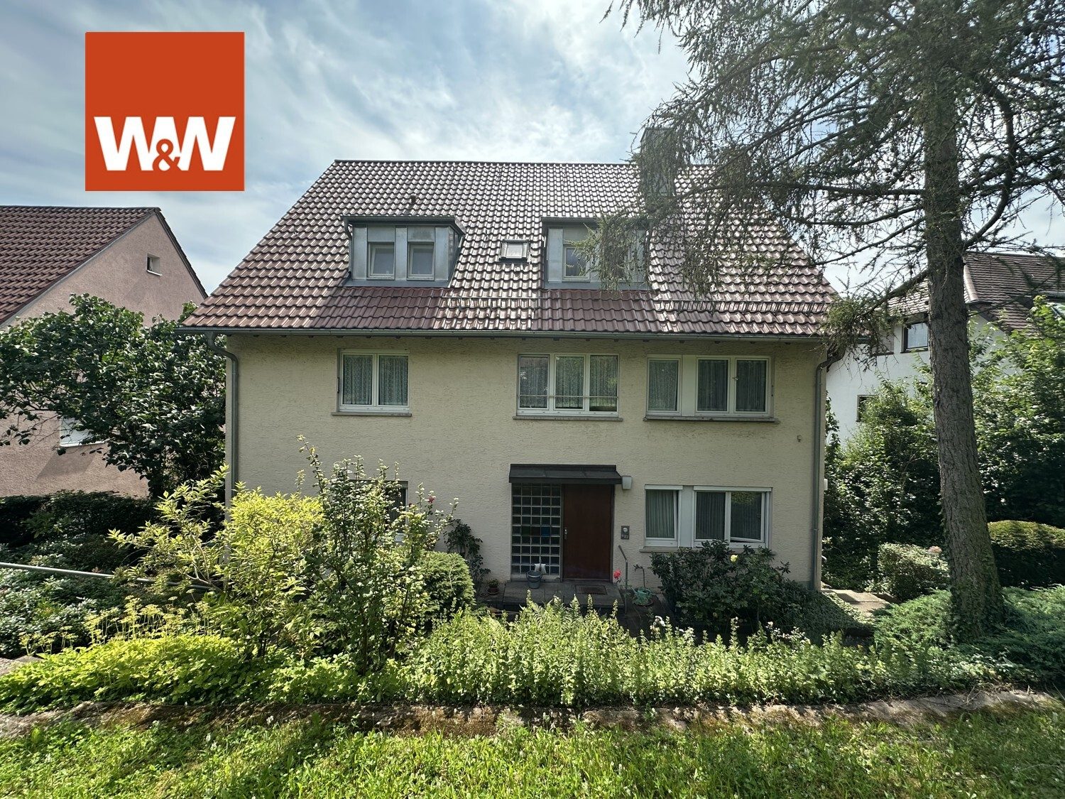 Immobilienangebot - Stuttgart - Alle - Exklusive 4-Zimmerwohnung mit großer Einliegerwohnung, 2 Garagen und schönem Garten in Stgt.-Ost