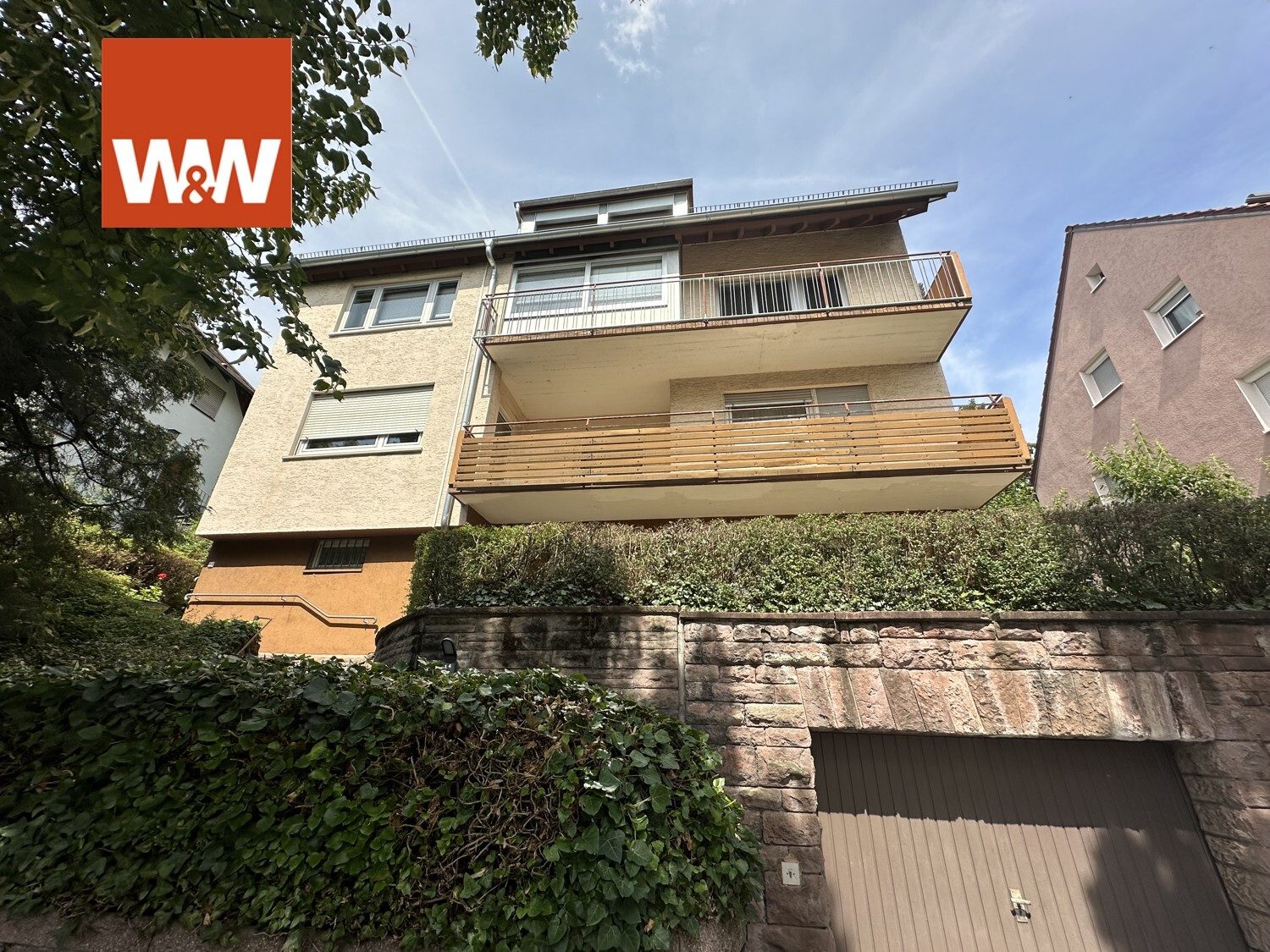 Immobilienangebot - Stuttgart - Alle - Exklusive 4-Zimmerwohnung mit großer Einliegerwohnung, 2 Garagen und schönem Garten in Stgt.-Ost