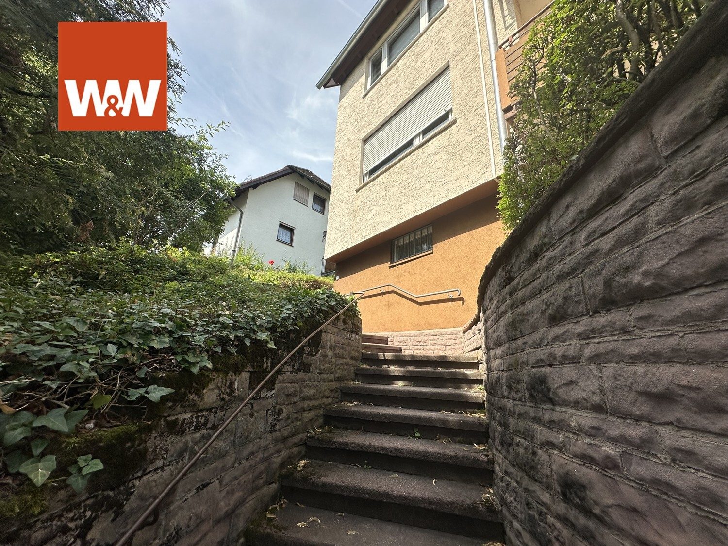 Immobilienangebot - Stuttgart - Alle - Exklusive 4-Zimmerwohnung mit großer Einliegerwohnung, 2 Garagen und schönem Garten in Stgt.-Ost