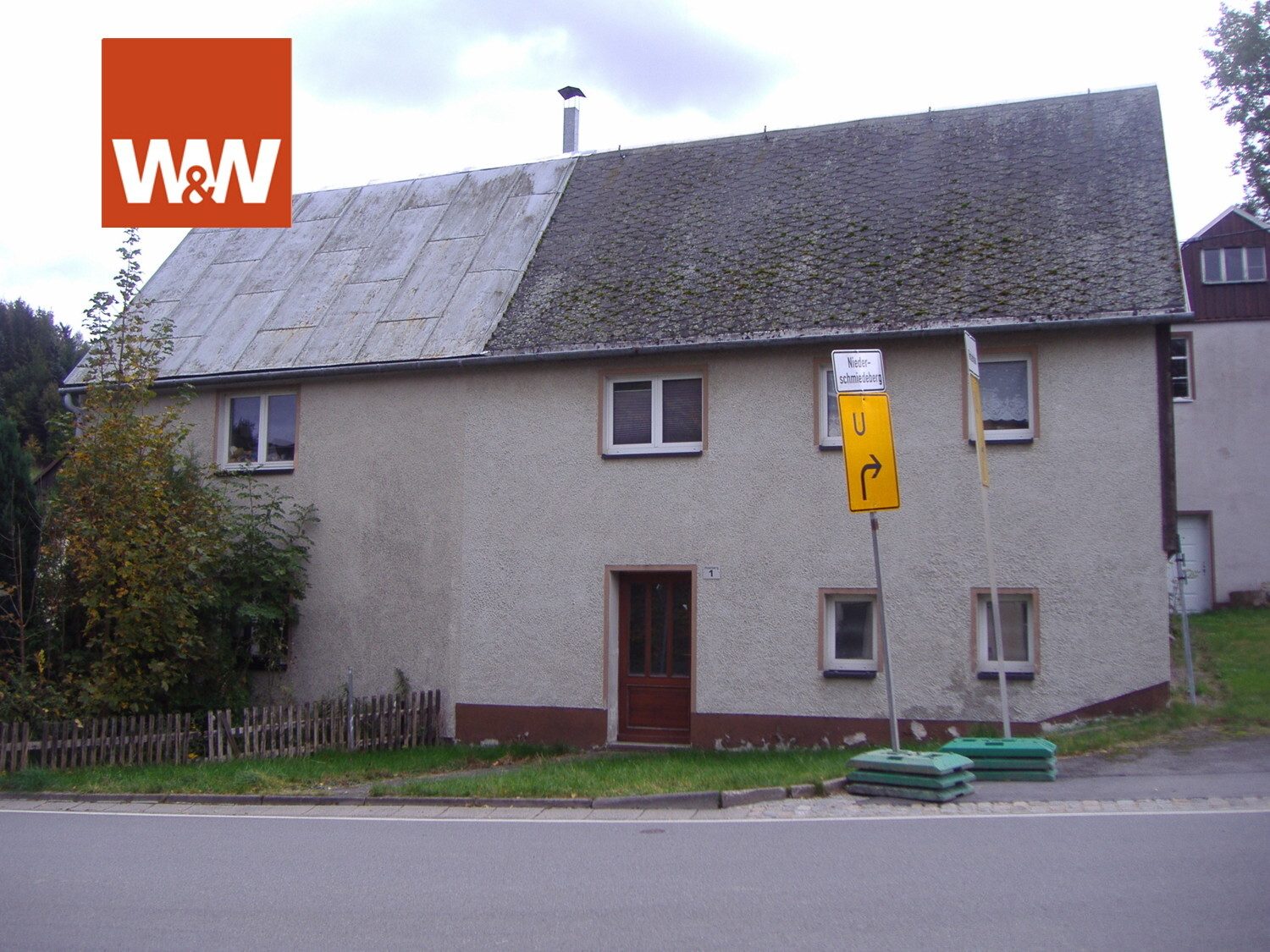 Immobilienangebot - Jöhstadt / Steinbach - Alle - Einfamilienhaus mit Sanierungsbedarf und großem Nebengebäude