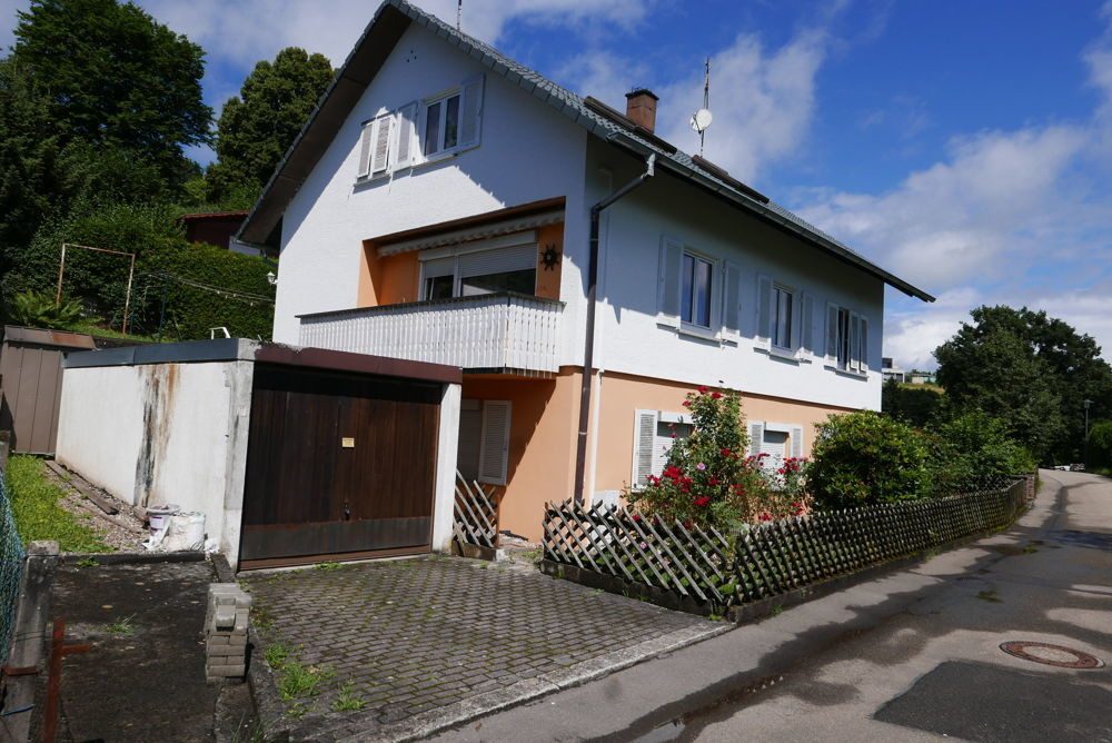 Immobilienangebot - Haiterbach / Beihingen - Alle - Zweifamilienhaus mit Garten und zwei Garagen in Halbhöhenlage von 
Haiterbach-Beihingen