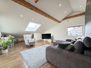 Immobilienangebot - Plankstadt - Alle - Helle Dachgeschosswohnung mit Balkon und Garage in ruhiger Wohnlage von Plankstadt!