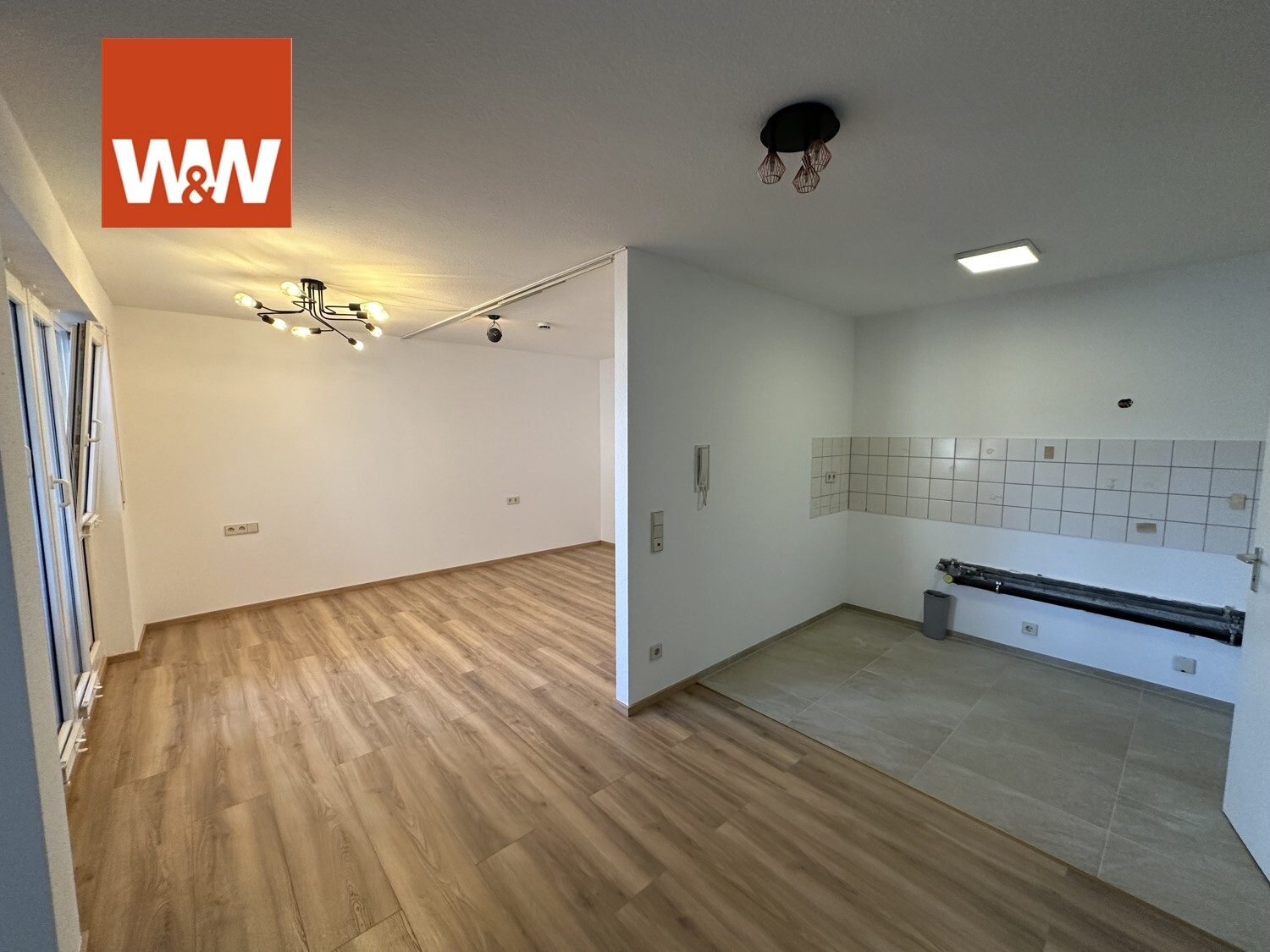 Immobilienangebot - Böblingen - Alle - Modernisierte 2-Zimmerwohnung mit Balkon, Aufzug & TG-Stellplatz im 2. OG in Böblingen