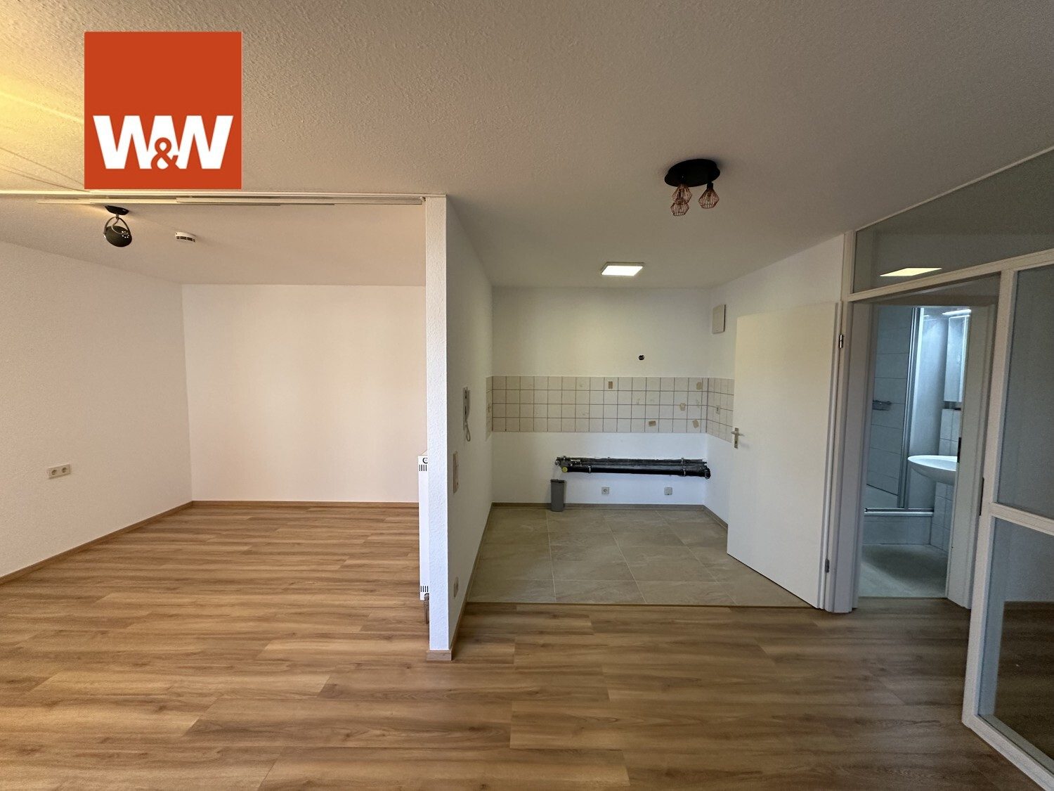 Immobilienangebot - Böblingen - Alle - Modernisierte 2-Zimmerwohnung mit Balkon, Aufzug & TG-Stellplatz im 2. OG in Böblingen