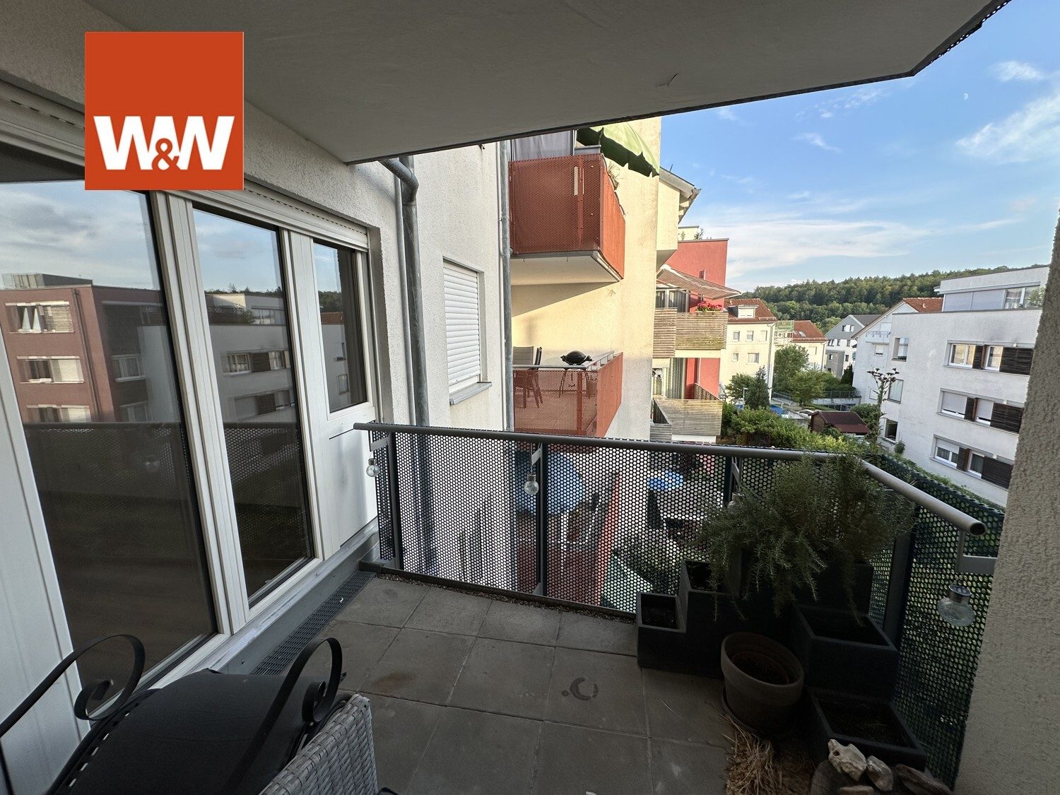 Immobilienangebot - Böblingen - Alle - Modernisierte 2-Zimmerwohnung mit Balkon, Aufzug & TG-Stellplatz im 2. OG in Böblingen
