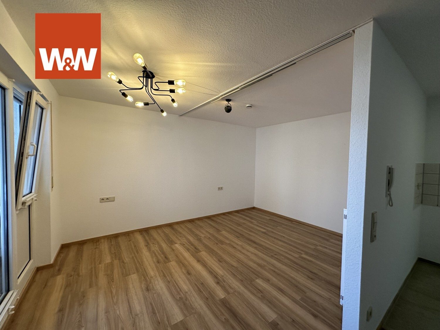 Immobilienangebot - Böblingen - Alle - Modernisierte 2-Zimmerwohnung mit Balkon, Aufzug & TG-Stellplatz im 2. OG in Böblingen