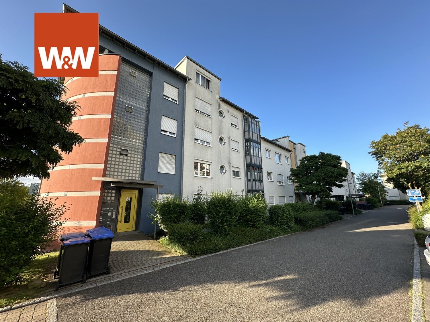 Immobilienangebot - Böblingen - Alle - Modernisierte 2-Zimmerwohnung mit Balkon, Aufzug & TG-Stellplatz im 2. OG in Böblingen