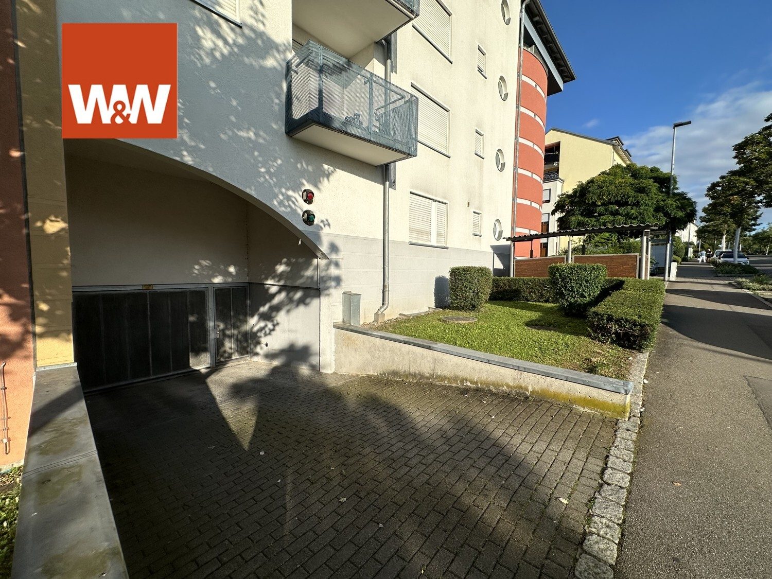 Immobilienangebot - Böblingen - Alle - Modernisierte 2-Zimmerwohnung mit Balkon, Aufzug & TG-Stellplatz im 2. OG in Böblingen