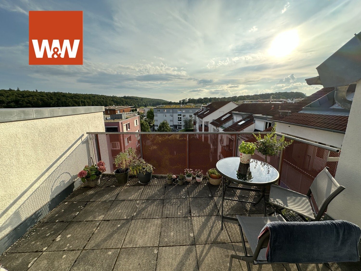Immobilienangebot - Böblingen - Alle - Charmante 1,5-Zimmer-Dachgeschosswohnung mit Balkon, Aufzug, TG-Stellplatz in Böblingen
