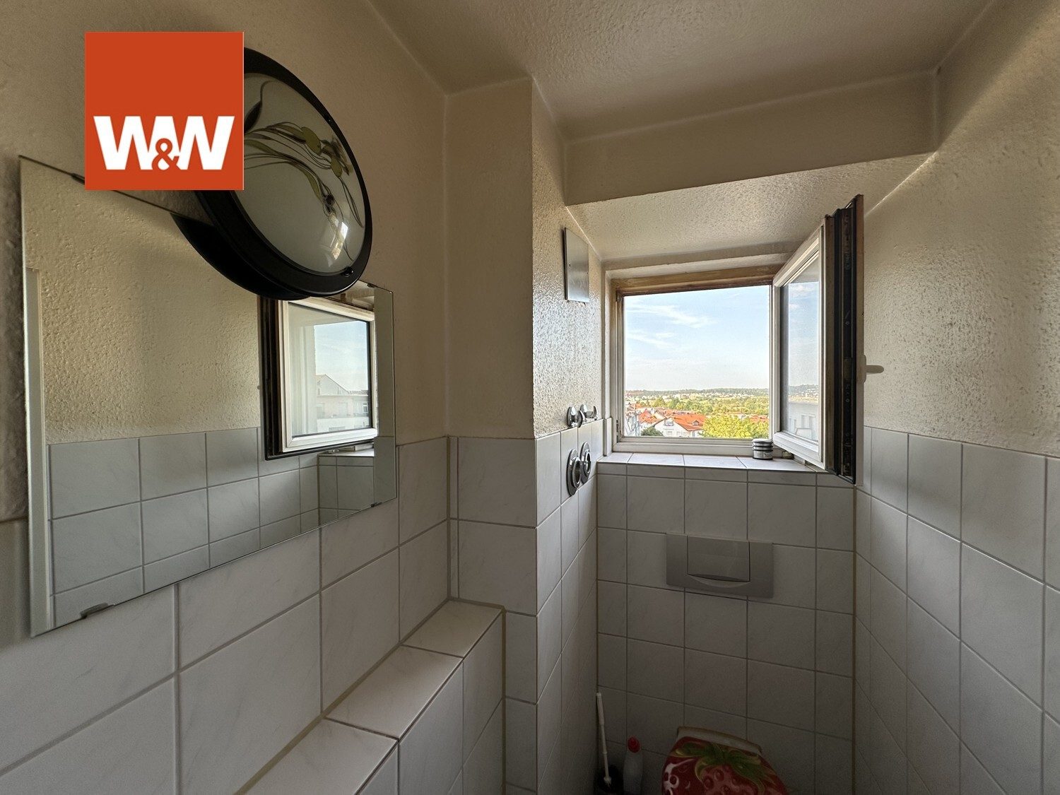 Immobilienangebot - Böblingen - Alle - Charmante 1,5-Zimmer-Dachgeschosswohnung mit Balkon, Aufzug, TG-Stellplatz in Böblingen