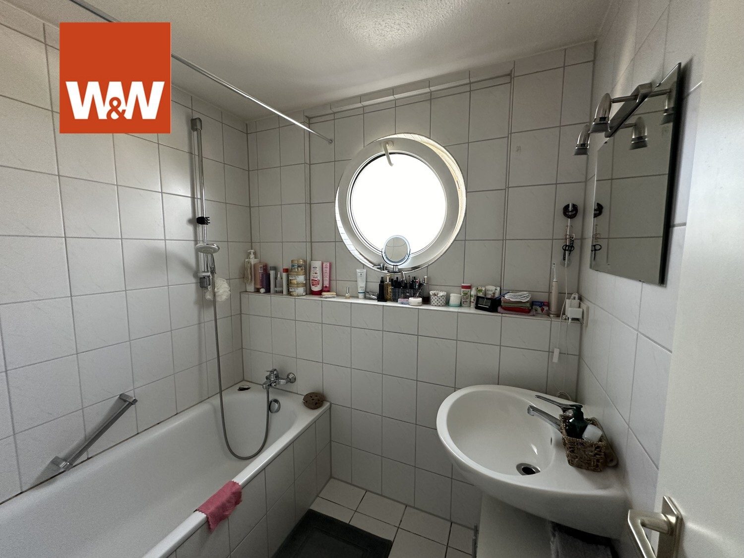 Immobilienangebot - Böblingen - Alle - Charmante 1,5-Zimmer-Dachgeschosswohnung mit Balkon, Aufzug, TG-Stellplatz in Böblingen