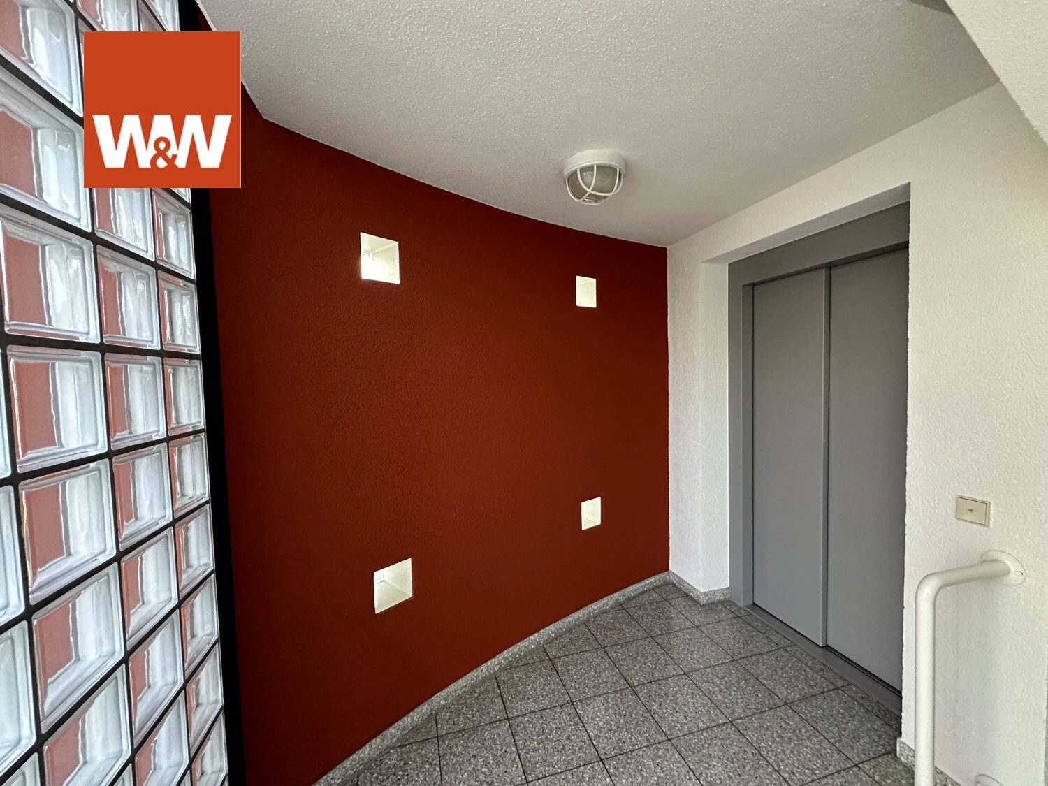 Immobilienangebot - Böblingen - Alle - Charmante 1,5-Zimmer-Dachgeschosswohnung mit Balkon, Aufzug, TG-Stellplatz in Böblingen