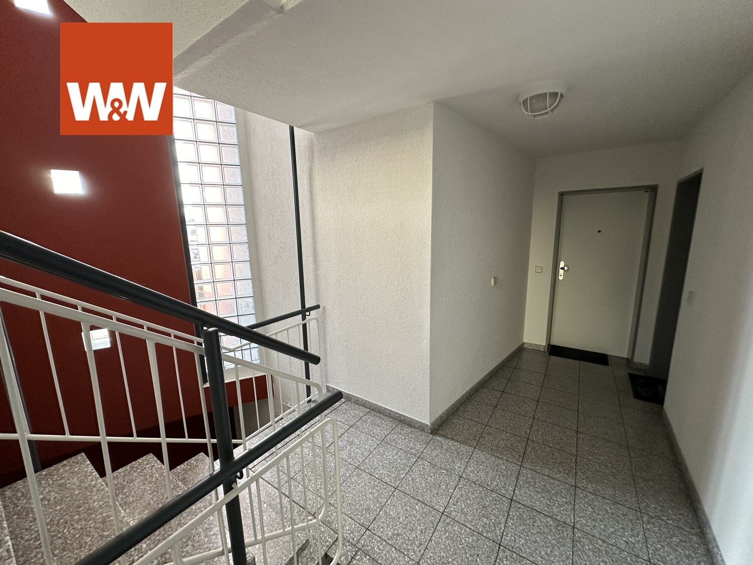 Immobilienangebot - Böblingen - Alle - Charmante 1,5-Zimmer-Dachgeschosswohnung mit Balkon, Aufzug, TG-Stellplatz in Böblingen