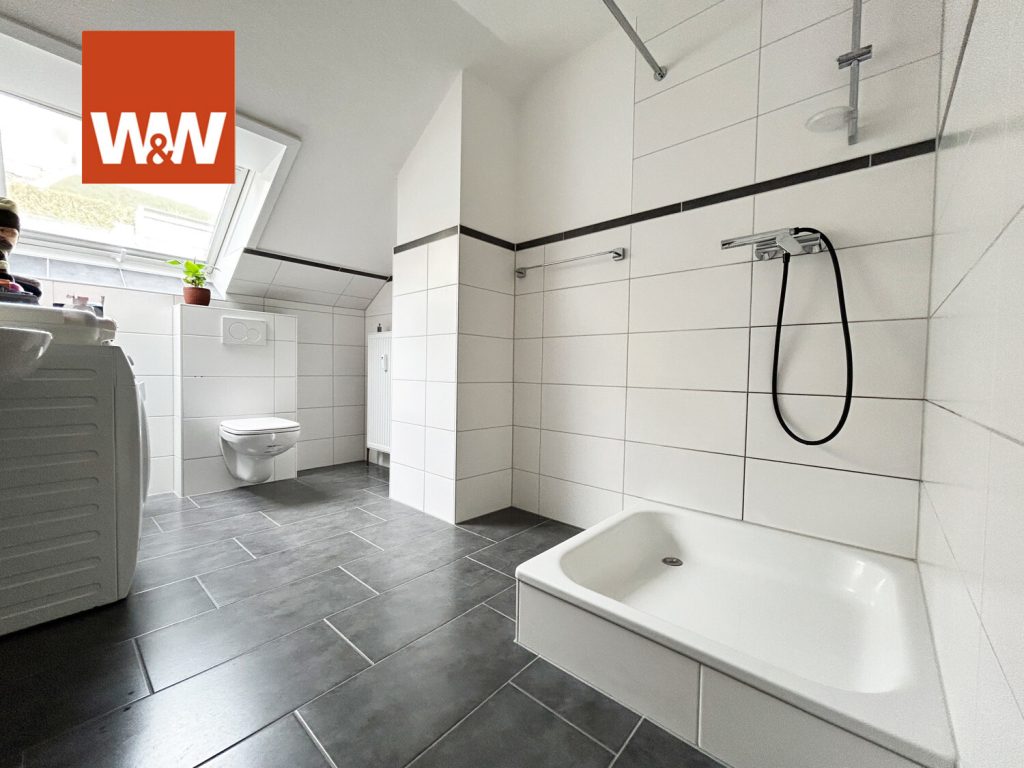 Immobilienangebot - Vöhrenbach - Alle - Leider schon reserviert: 1-Zimmer-Dachgeschosswohnung auf 41 m², frisch saniertes Bad und Stellplatz