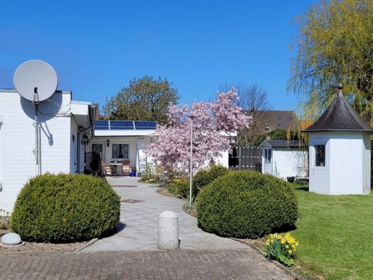 Immobilienangebot - Büsum - Alle - Schöner Winkelbungalow mit traumhaftem Wintergarten, Kachelofen und PV-Anlage auf Eigenland