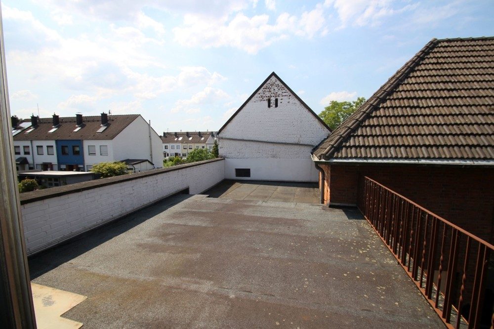 Immobilienangebot - Köln/ Roggendorf - Alle - Hofanlage mit Ein- Zweifamilienhaus und vielen Nebengebäuden zum Ausbau und individueller Nutzung.