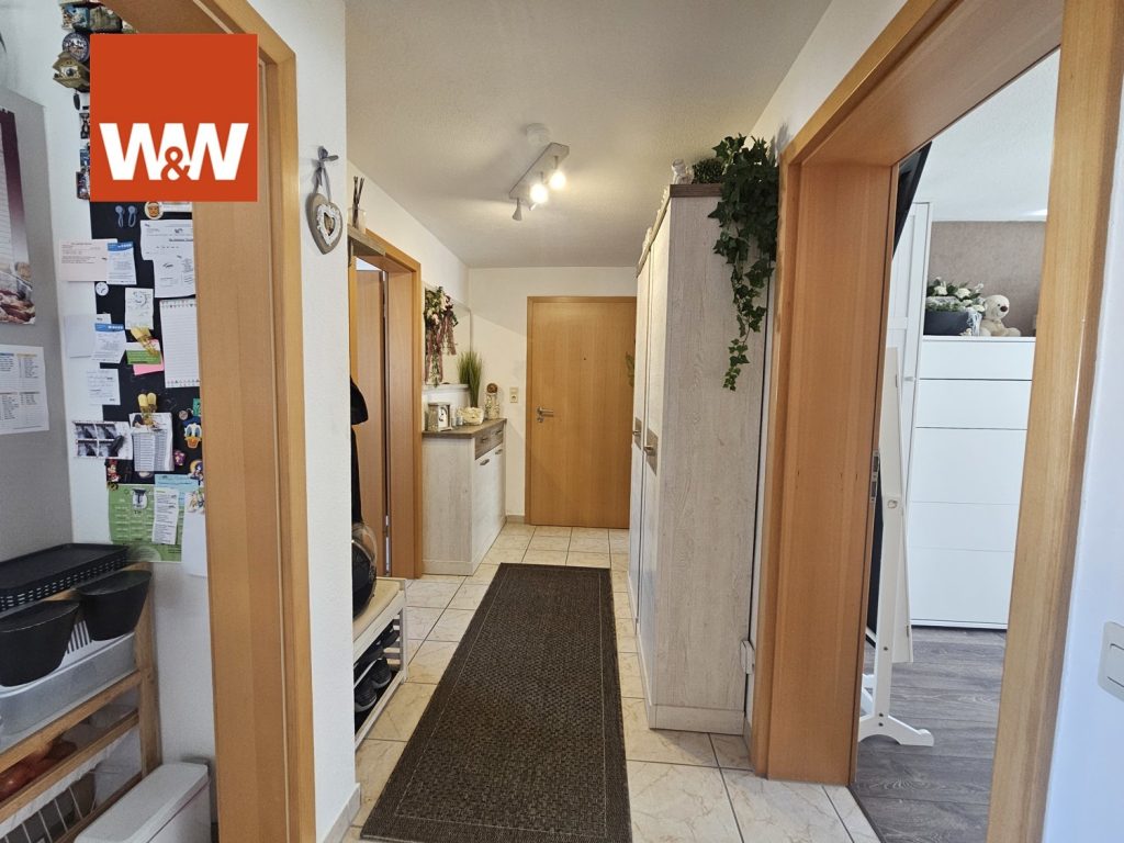 Immobilienangebot - Gosheim - Alle - Kapitalanleger aufgepasst!
Genial geschnittene und wundervoll modernisierte Dreizimmerwohnung.