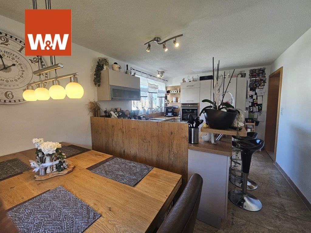 Immobilienangebot - Gosheim - Alle - Kapitalanleger aufgepasst!
Genial geschnittene und wundervoll modernisierte Dreizimmerwohnung.