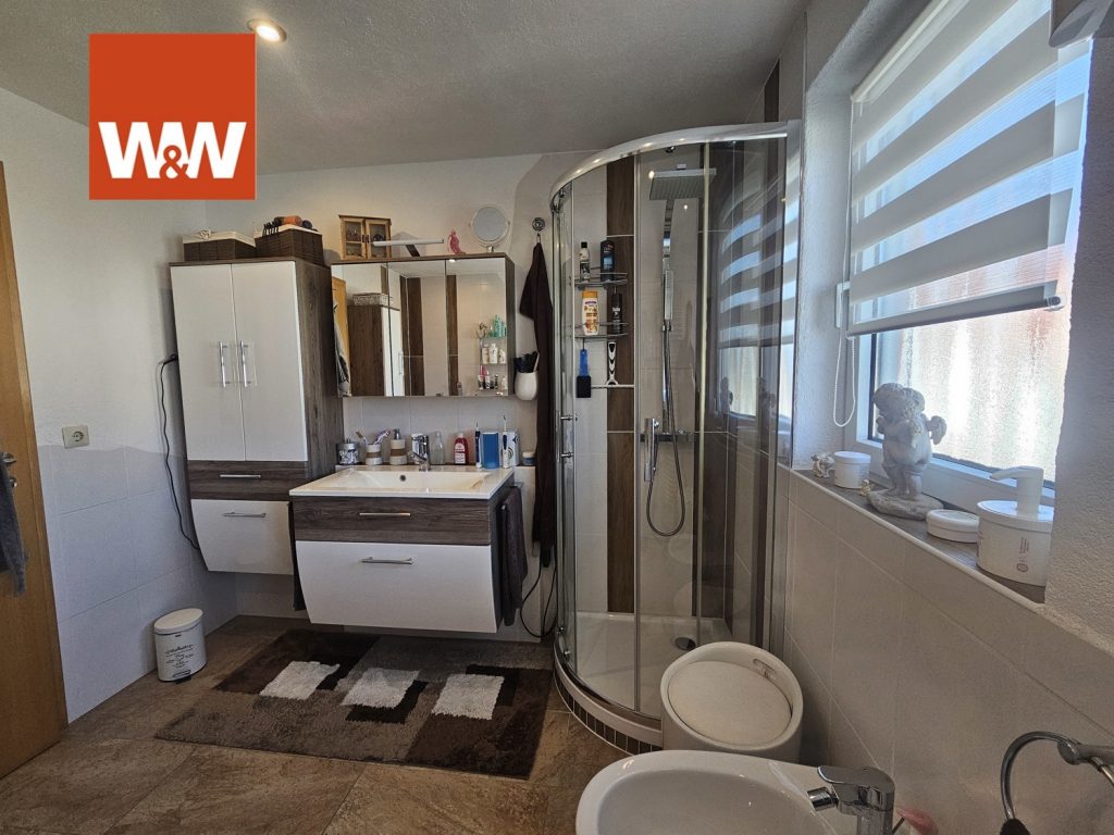 Immobilienangebot - Gosheim - Alle - Kapitalanleger aufgepasst!
Genial geschnittene und wundervoll modernisierte Dreizimmerwohnung.