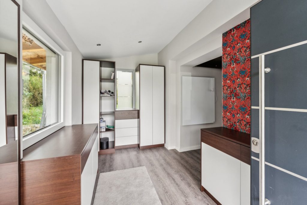 Immobilienangebot - Diespeck - Alle - Sofort bezugsfrei: 

Modernisiertes Zweifamilienhaus auf herrlich großem Grundstück in Diespeck