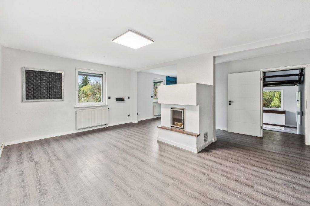 Immobilienangebot - Diespeck - Alle - Sofort bezugsfrei: 

Modernisiertes Zweifamilienhaus auf herrlich großem Grundstück in Diespeck