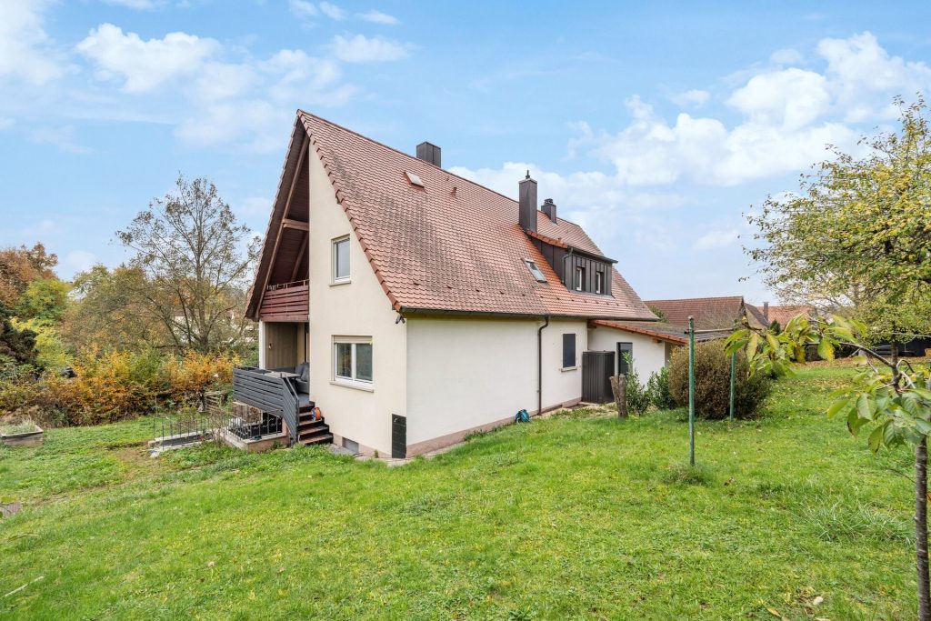 Immobilienangebot - Diespeck - Alle - Sofort bezugsfrei: 

Modernisiertes Zweifamilienhaus auf herrlich großem Grundstück in Diespeck