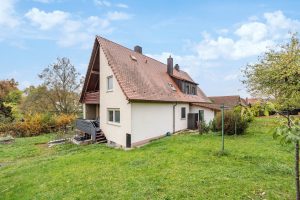 Immobilienangebot - Diespeck - Alle - Sofort bezugsfrei: 

Modernisiertes Zweifamilienhaus auf herrlich großem Grundstück in Diespeck