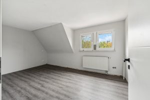 Immobilienangebot - Diespeck - Alle - Sofort bezugsfrei: 

Modernisiertes Zweifamilienhaus auf herrlich großem Grundstück in Diespeck