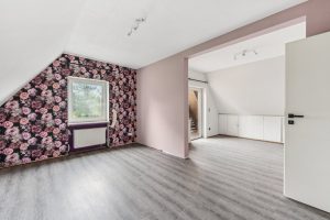 Immobilienangebot - Diespeck - Alle - Sofort bezugsfrei: 

Modernisiertes Zweifamilienhaus auf herrlich großem Grundstück in Diespeck