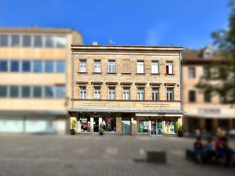 Immobilienangebot - Fürth - Alle - Stilvolles Wohn- und Geschäftshaus in der City von Fürth. 

Mit Komplettsanierung (auf Wunsch Wohnungen nicht saniert)
