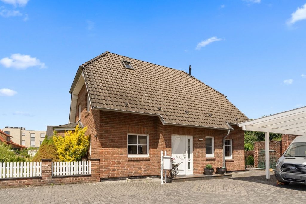 Immobilienangebot - Langenfeld - Alle - Reserviert: Mit 3D und Video: Ihr neues Familienparadies in Langenfeld: Stilvolles Einfamilienhaus mit Wellnessoase & Garten