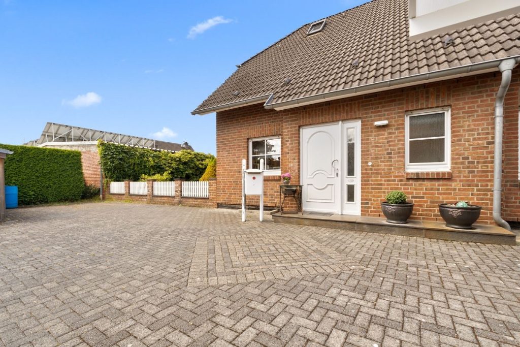 Immobilienangebot - Langenfeld - Alle - Reserviert: Mit 3D und Video: Ihr neues Familienparadies in Langenfeld: Stilvolles Einfamilienhaus mit Wellnessoase & Garten