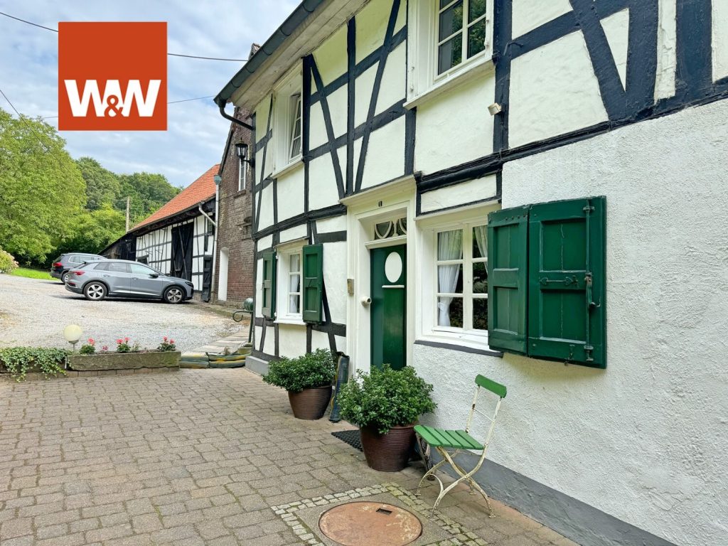 Immobilienangebot - Solingen / Gräfrath - Alle - Einzigartiges Zweifamilienhaus im Landschaftsschutzgebiet von Solingen Gräfrath mit Stall und Weideflächen