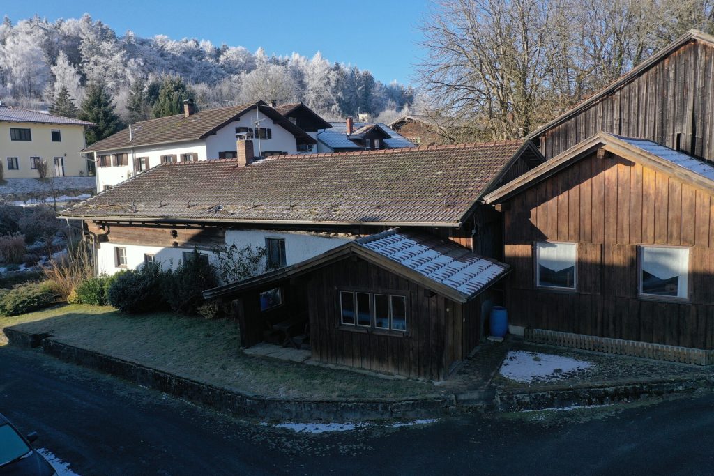 Immobilienangebot - Konzell / Gossersdorf - Alle - Denkmalgeschütztes Bauernhaus mit Scheune u.v.m in Konzell (OT Gossersdorf)