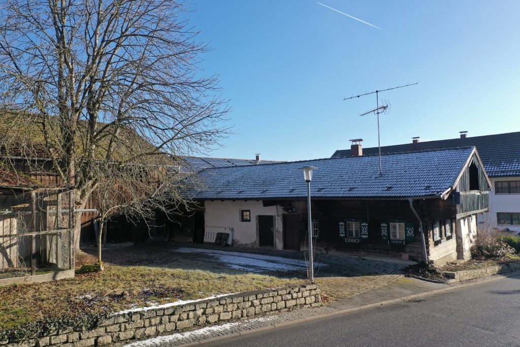 Immobilienangebot - Konzell / Gossersdorf - Alle - Denkmalgeschütztes Bauernhaus mit Scheune u.v.m in Konzell (OT Gossersdorf)