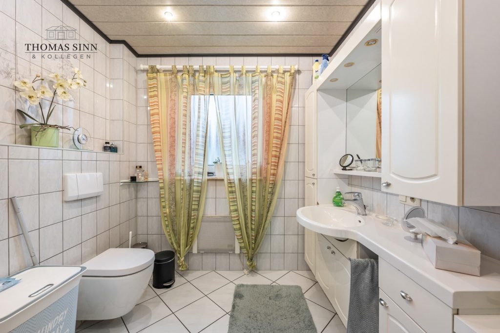 Immobilienangebot - Neckarsulm / Amorbach - Alle - GEPFLEGTE 5 ZIMMER MAISONETTE WOHNUNG IM 1. OG/DG EINER ZWEIFAMILIEN-DOPPELHAUSHÄLFTE - SOFORT FREI