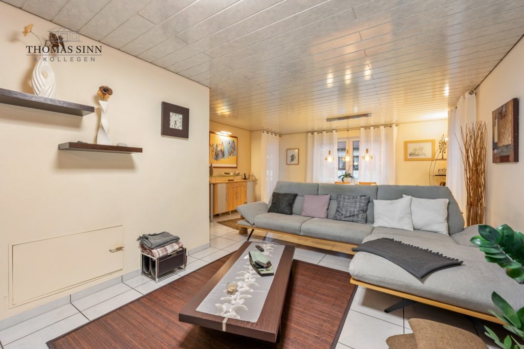 Immobilienangebot - Neckarsulm / Amorbach - Alle - GEPFLEGTE 5 ZIMMER MAISONETTE WOHNUNG IM 1. OG/DG EINER ZWEIFAMILIEN-DOPPELHAUSHÄLFTE - SOFORT FREI