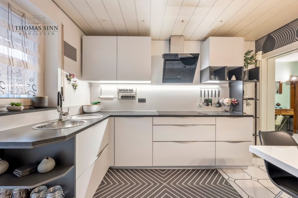 Immobilienangebot - Neckarsulm / Amorbach - Alle - GEPFLEGTE 5 ZIMMER MAISONETTE WOHNUNG IM 1. OG/DG EINER ZWEIFAMILIEN-DOPPELHAUSHÄLFTE - SOFORT FREI