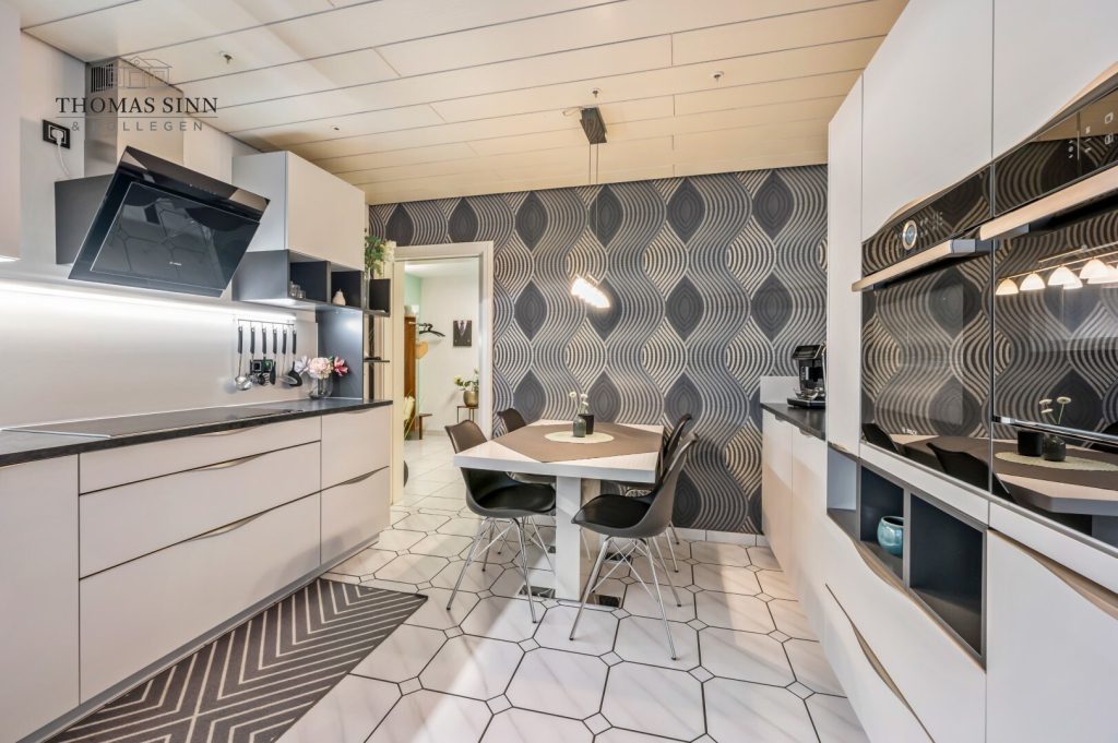 Immobilienangebot - Neckarsulm / Amorbach - Alle - GEPFLEGTE 5 ZIMMER MAISONETTE WOHNUNG IM 1. OG/DG EINER ZWEIFAMILIEN-DOPPELHAUSHÄLFTE - SOFORT FREI
