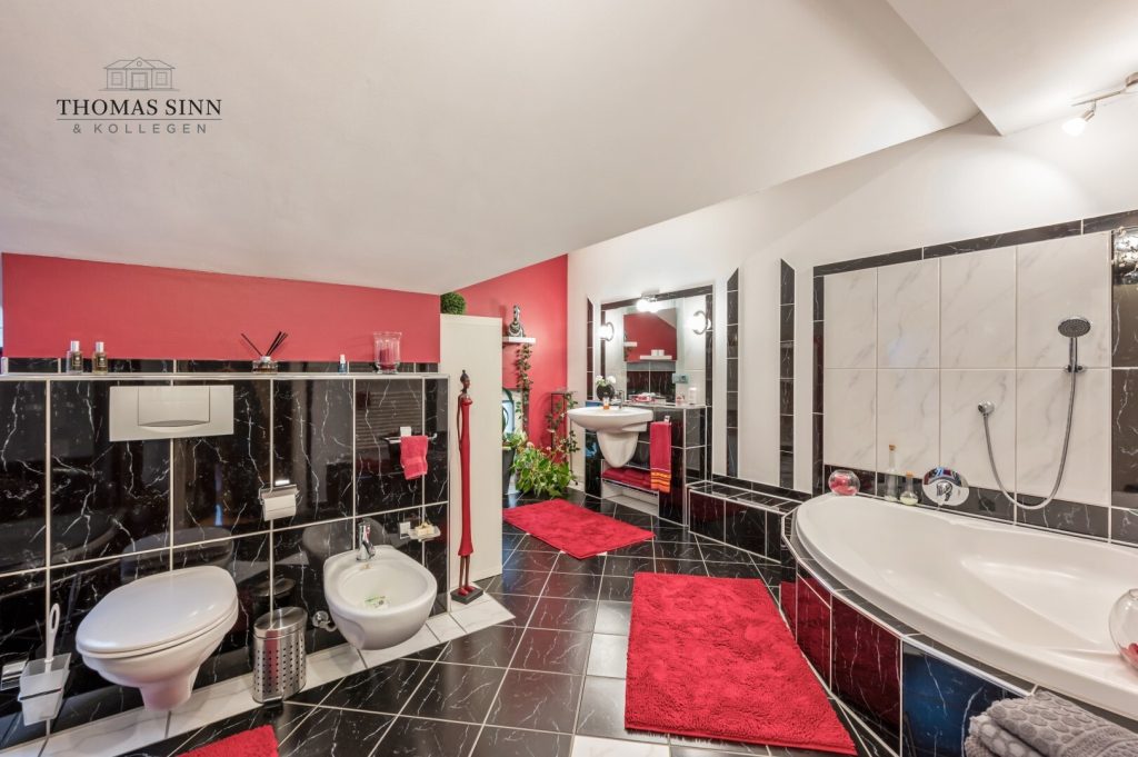 Immobilienangebot - Neckarsulm / Amorbach - Alle - GEPFLEGTE 5 ZIMMER MAISONETTE WOHNUNG IM 1. OG/DG EINER ZWEIFAMILIEN-DOPPELHAUSHÄLFTE - SOFORT FREI