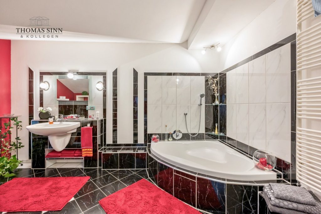 Immobilienangebot - Neckarsulm / Amorbach - Alle - GEPFLEGTE 5 ZIMMER MAISONETTE WOHNUNG IM 1. OG/DG EINER ZWEIFAMILIEN-DOPPELHAUSHÄLFTE - SOFORT FREI