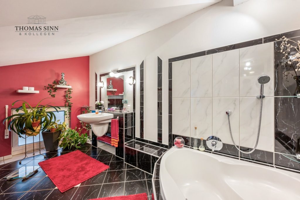 Immobilienangebot - Neckarsulm / Amorbach - Alle - GEPFLEGTE 5 ZIMMER MAISONETTE WOHNUNG IM 1. OG/DG EINER ZWEIFAMILIEN-DOPPELHAUSHÄLFTE - SOFORT FREI