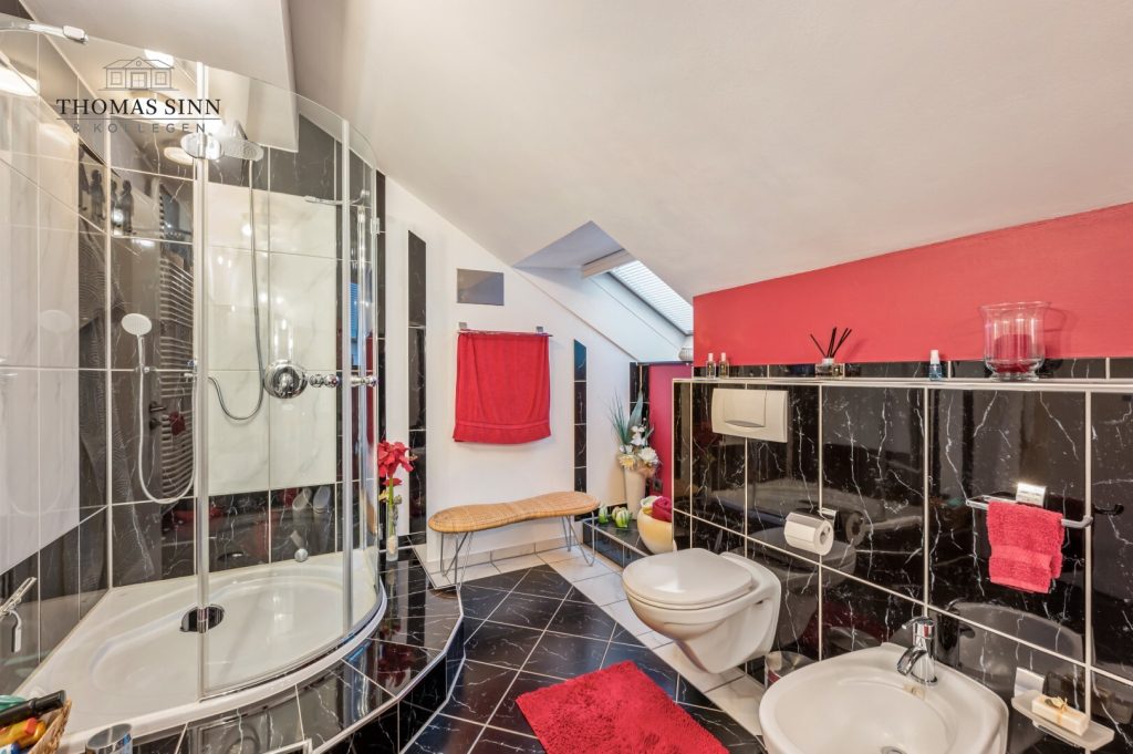 Immobilienangebot - Neckarsulm / Amorbach - Alle - GEPFLEGTE 5 ZIMMER MAISONETTE WOHNUNG IM 1. OG/DG EINER ZWEIFAMILIEN-DOPPELHAUSHÄLFTE - SOFORT FREI