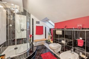 Immobilienangebot - Neckarsulm / Amorbach - Alle - GEPFLEGTE 5 ZIMMER MAISONETTE WOHNUNG IM 1. OG/DG EINER ZWEIFAMILIEN-DOPPELHAUSHÄLFTE - SOFORT FREI