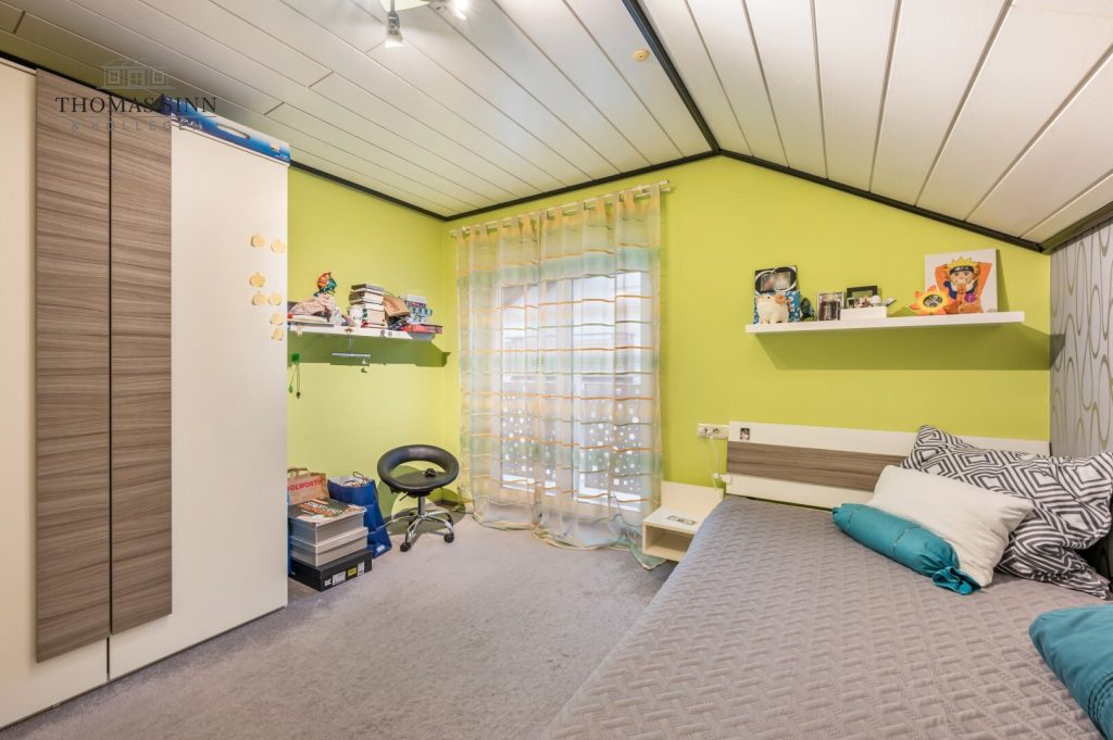 Immobilienangebot - Neckarsulm / Amorbach - Alle - GEPFLEGTE 5 ZIMMER MAISONETTE WOHNUNG IM 1. OG/DG EINER ZWEIFAMILIEN-DOPPELHAUSHÄLFTE - SOFORT FREI