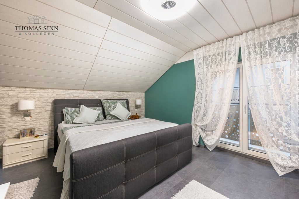 Immobilienangebot - Neckarsulm / Amorbach - Alle - GEPFLEGTE 5 ZIMMER MAISONETTE WOHNUNG IM 1. OG/DG EINER ZWEIFAMILIEN-DOPPELHAUSHÄLFTE - SOFORT FREI