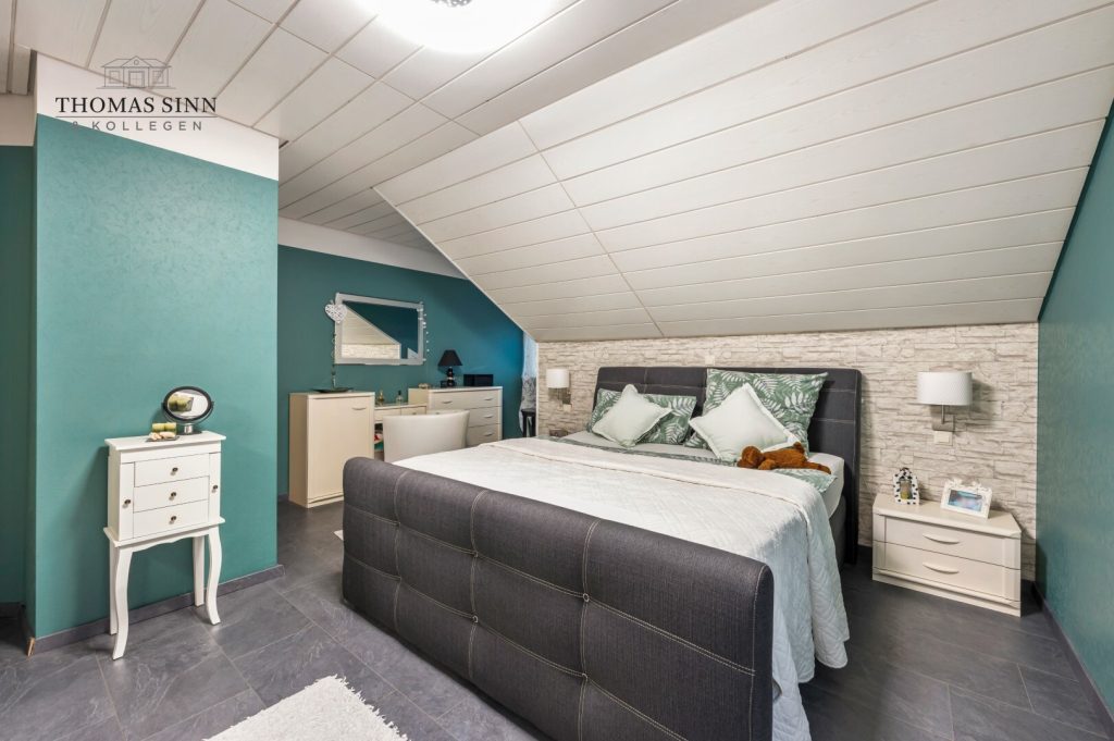 Immobilienangebot - Neckarsulm / Amorbach - Alle - GEPFLEGTE 5 ZIMMER MAISONETTE WOHNUNG IM 1. OG/DG EINER ZWEIFAMILIEN-DOPPELHAUSHÄLFTE - SOFORT FREI